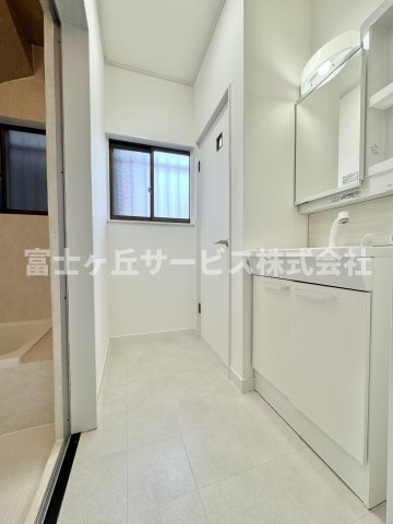 【脱衣所】 | 静岡市葵区平和1丁目 中古戸建て | 脱衣場です
奥にトイレがあります