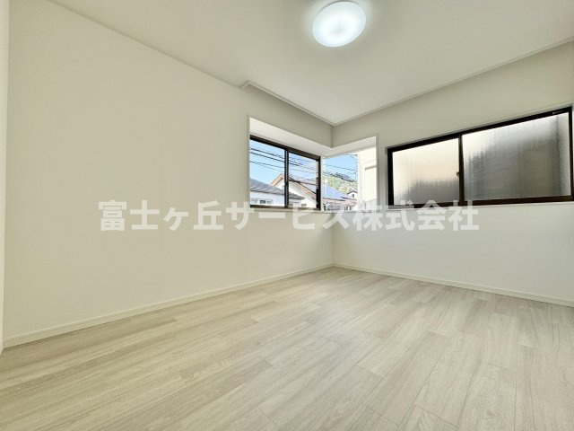 【洋室】 | 静岡市葵区平和1丁目 中古戸建て | 別角度から撮影した6.0帖の洋室です
大きな窓があります