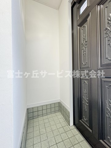 【玄関】 | 静岡市葵区平和1丁目 中古戸建て | 玄関の物置スペースです