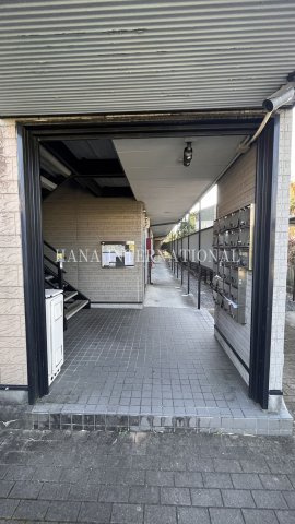 レオパレスヒルズ日野のエントランス