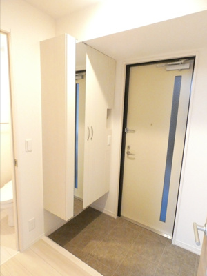 【玄関】 | クレストヒルズ A棟 | シンプルで使いやすい玄関です