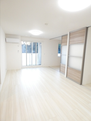 【居間・リビング】 | クレストヒルズ A棟 | ゆったりとした居間です