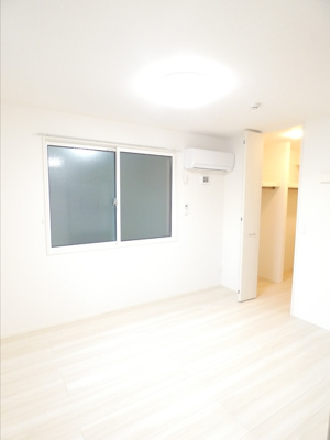 【居間・リビング】 | クレストヒルズ A棟 | こちらのリビングで趣味の時間をお楽しみください