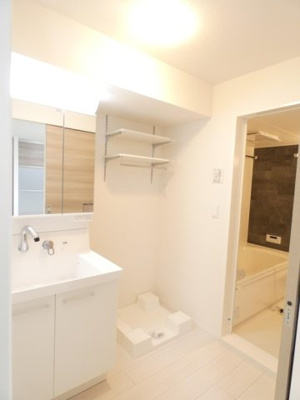 【洗面所】 | クレストヒルズ A棟 | 忙しい朝には欠かせない洗面所です