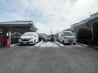 【駐車場】 | マンションの駐車場スペース。空きの有無や駐車料金、サイズ規定などについては、改めてお問い合わせください。～即日のご見学可能～　お問合せはお気軽にどうぞ。
