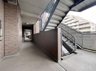 【その他共用部分】 | マンションの共用廊下です。きれいに清掃されています。周囲のお部屋の様子も、ぜひ伺ってみてください。～即日のご見学可能～　お問合せはお気軽にどうぞ。

