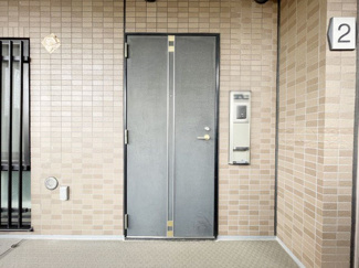 【その他共用部分】 | 皆様をお迎えする、お部屋の玄関ドア。開けやすさや開放角度、ドアノブの操作しやすさや鍵の形状などを、現地で一度ご確認ください。～即日のご見学可能～　お問合せはお気軽にどうぞ。
