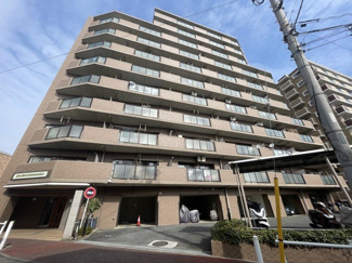 【外観】 | 手入れの行き届いた外壁やエントランスなど、「見ればわかる」レベルで清潔感を保ったマンションです。築年数を感じさせない姿で皆様をお出迎えします。～即日のご見学可能～　お問合せはお気軽にどうぞ。
