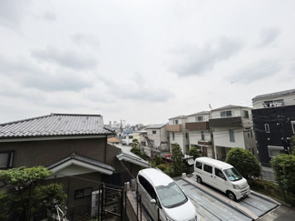 【展望】 | 眼前に広がる空の雄大さと、このお部屋の自慢の一つである「眺望」をご覧ください。毎日、この景色を独り占めできる新生活に夢が広がります。～即日のご見学可能～　お問合せはお気軽にどうぞ。
