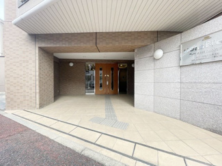 【エントランス】 | お客様を、そして住人を出迎えてくれるマンションのエントランス。ゴミが落ちていないことからも、管理状態の良さや住民の節度の高さが見て取れます。～即日のご見学可能～　お問合せはお気軽にどうぞ。

