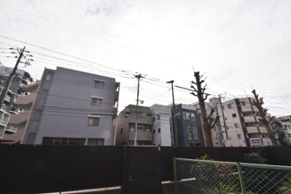 【展望】 | 眼前に広がる空の雄大さと、このお部屋の自慢の一つである「眺望」をご覧ください。毎日、この景色を独り占めできる新生活に夢が広がります。～即日のご見学可能～　お問合せはお気軽にどうぞ。
