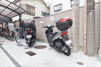 【駐車場】 | バイク置き場。空き区画の有無や駐輪料金、サイズおよび排気量規定などについては、改めてお問い合わせください。～即日のご見学可能～　お問合せはお気軽にどうぞ。