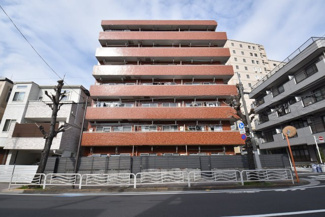 【外観】 | 青空によく映える建物です。手入れの行き届いた外壁やマンション正面エントランスなど、綺麗な姿をぜひ一度、現地にてご覧ください。～即日のご見学可能～　お問合せはお気軽にどうぞ。