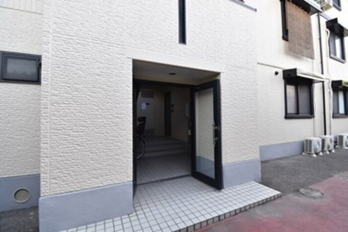 コウジィーコート前川のエントランス