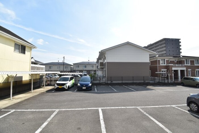 コウジィーコート前川の駐車場