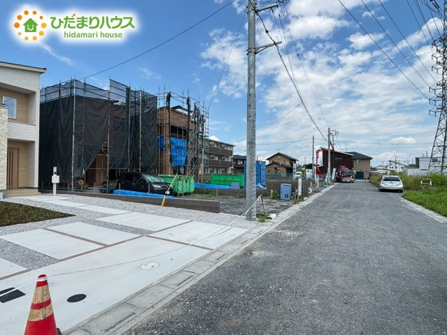 熊谷市上之　第8期　新築一戸建て　ワイウッドコート　02の前面道路含む現地写真