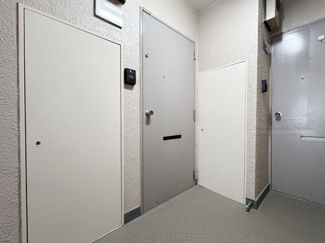 【その他共用部分】 | 皆様をお迎えする、お部屋の玄関ドア。開けやすさや開放角度、ドアノブの操作しやすさや鍵の形状などを、現地で一度ご確認ください。～即日のご見学可能～　お問合せはお気軽にどうぞ。
