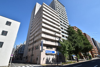 【外観】 | 手入れの行き届いた外壁やエントランスなど、「見ればわかる」レベルで清潔感を保ったマンションです。築年数を感じさせない姿で皆様をお出迎えします。～即日のご見学可能～　お問合せはお気軽にどうぞ。
