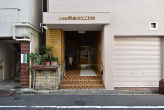 【エントランス】 | お客様を、そして住人を出迎えてくれるマンションのエントランス。ゴミが落ちていないことからも、管理状態の良さや住民の節度の高さが見て取れます。～即日のご見学可能～　お問合せはお気軽にどうぞ。
