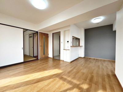 【居間・リビング】 | ローレルスクエア和泉中央B棟 | コープまで徒歩７分！イズミヤまで徒歩１０分！毎日のお買い物に便利ですね♪その日の特売日などでスーパーを選べますね♪