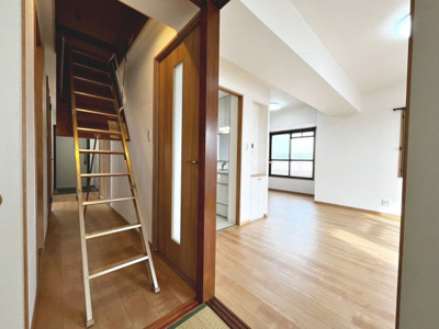 【収納】 | ローレルスクエア和泉中央B棟 | 【全室収納有！屋根裏収納もあります】お部屋を広く利用するために必須なクローゼットが全室付いています♪季節の物や家族の思い出も大切にしまっておけますね！