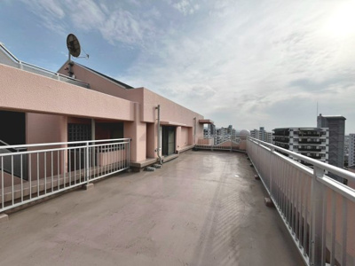 【バルコニー】 | ローレルスクエア和泉中央B棟 | 大きなルーフバルコニーが両面についてます！天気の良い日にお外でランチや夏のビニールプール、家庭菜園やガーデニングも楽しめます！