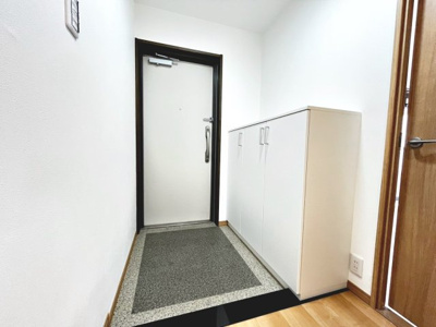 【玄関】 | ローレルスクエア和泉中央B棟 | 【玄関】ゆとりの玄関ですよ！シューズボックスございますので、散らかりがちな玄関も片付きますね♪