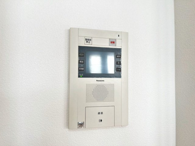 【防犯設備】 | ローレルスクエア和泉中央B棟 | TVモニター付きインターホン付きのため、小さなお子様や女性でも安心できますね♪