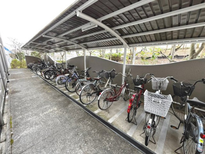 【駐輪場】 | ローレルスクエア和泉中央B棟 | 駐輪場に屋根があるので、雨の日に自転車が濡れにくく嬉しいですね！