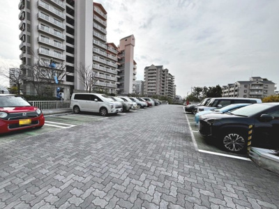【駐車場】 | ローレルスクエア和泉中央B棟 | 【駐車場】敷地内駐車場（月額：10000円）ございますよ！要確認！詳しくは担当までお問い合わせください！