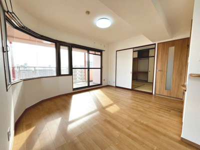 【居間・リビング】 | ローレルスクエア和泉中央B棟 | 【４方角部屋！日当り・通風良好】バルコニーやルーフバルコニーがたくさんあり、開放感のある住まいです！是非現地にてご体感ください♪