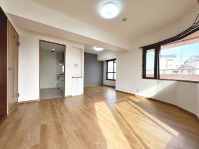 【居間・リビング】 | ローレルスクエア和泉中央B棟 | 【リビング】ＬＤＫ約１２．２帖♪暮らしの中心となるリビングは、家族みんなが心地よく過ごせる癒しの空間ですよ！