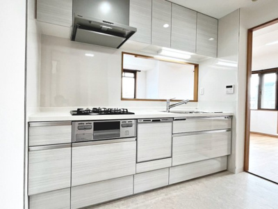 【キッチン】 | ローレルスクエア和泉中央B棟 | 【システムキッチン（食器洗浄機付）】対面式を採用したキッチンですので、リビングで寛ぐご家族をいつも感じられます！会話を楽しみながら家事ができますね♪