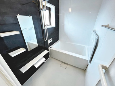 【浴室】 | ローレルスクエア和泉中央B棟 | 【浴室にも窓が付いてます！】ゆったりとくつろげる綺麗な浴室ですよ！あったら嬉しい浴室乾燥機付き！雨の日でもお洗濯が出来るのはポイントですね♪