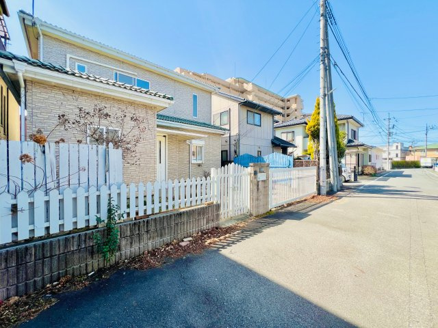 高崎市新後閑町の前面道路含む現地写真|閑静な住宅街で、駐車が苦手な方にもおススメ◎
