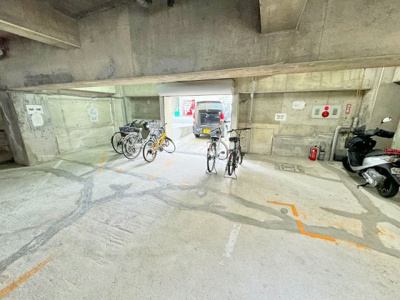 【その他共用部分】 | 上田ビル | 駐輪場は屋根付きで雨の日も困りません！