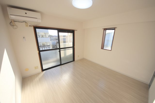 アイリスハイツ2号館の居間・リビング