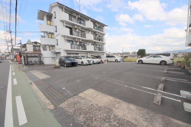 アイリスハイツ2号館の駐車場