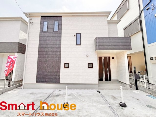 相模原市中央区千代田　新築2棟！の外観|外壁が周囲の街並みと青空に生えるお洒落な仕上がり！周囲には高い建物のないエリア。青い空が大きく感じますね。