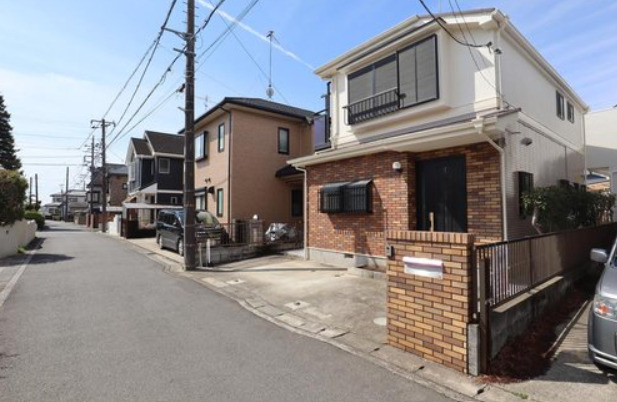 瀬谷区南瀬谷1丁目中古戸建【3LDK+駐車1台/内・外装リフォーム済み/緑豊かな住宅地】の前面道路含む現地写真