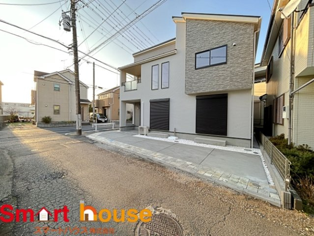 相模原市南区南台新築1棟！車2台・吹き抜けリビング！の前面道路含む現地写真|お住まいの前面道路が広いと駐車が楽になり、陽当たりも遮られないので明るく居心地の良いお家になります♪