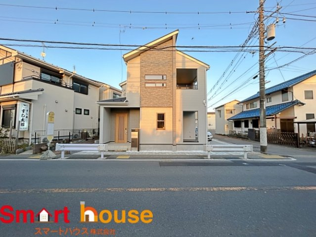 相模原市南区南台新築1棟！車2台・吹き抜けリビング！の外観|外壁が周囲の街並みと青空に生えるお洒落な仕上がり！周囲には高い建物のないエリア。青い空が大きく感じますね。