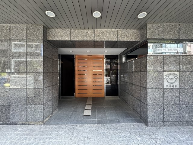クレッセント渋谷神泉のエントランス