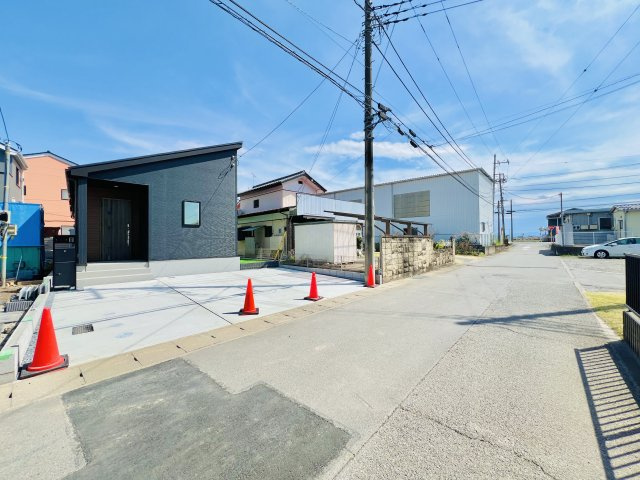 玉村斎田の前面道路含む現地写真|間口も広く駐車が苦手な方にもおススメ♪