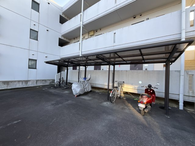 アズールY’sの駐車場