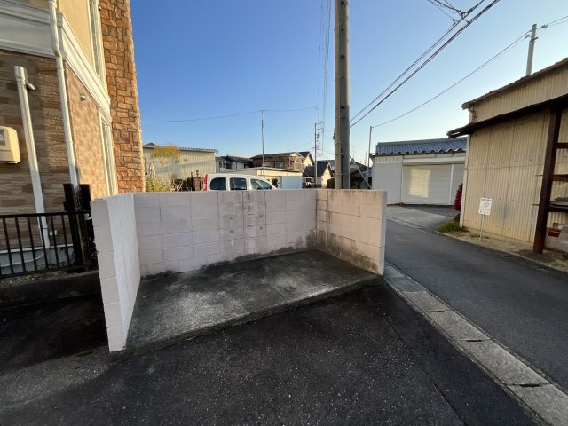 アズールY’sの駐車場
