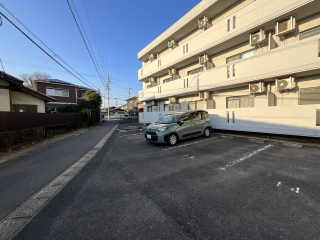 アズールY’sの駐車場