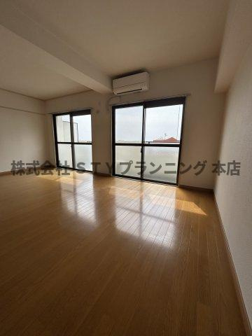 仲介手数料０円！満ビルの居間・リビング