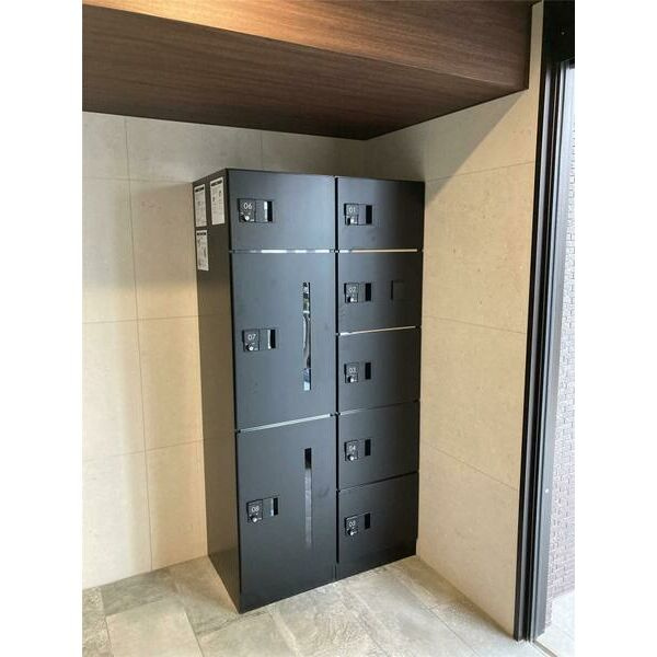 RESIDENCE花畑のロビー|宅配BOX付きで不在時の荷物の受け取りに便利です♪