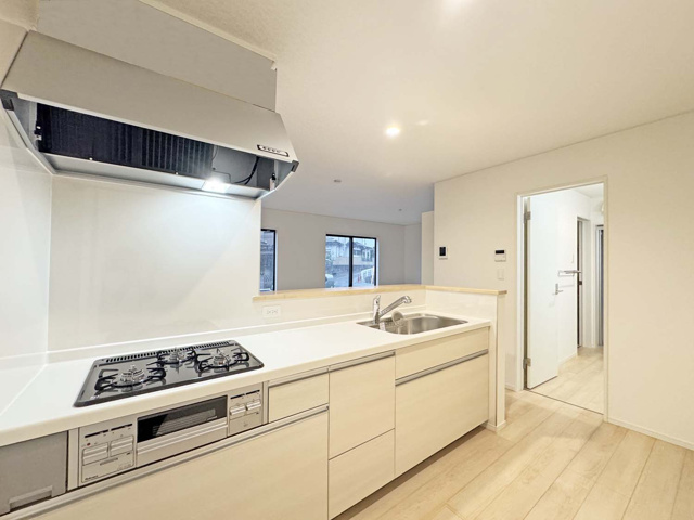 対面式のシステムキッチン：リビングで遊んでいるお子様を見守りながら、時にはお喋りをしながら料理や後片付けができる人気の高いスタイルです